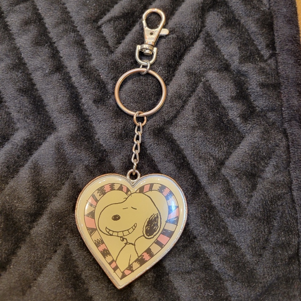 VTG Snoopy Dog Heart-Shaped Keychain Charm Collectible Fandom Cute Fun Classic